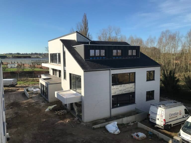 13 appartementen en 7 woningen in Gits