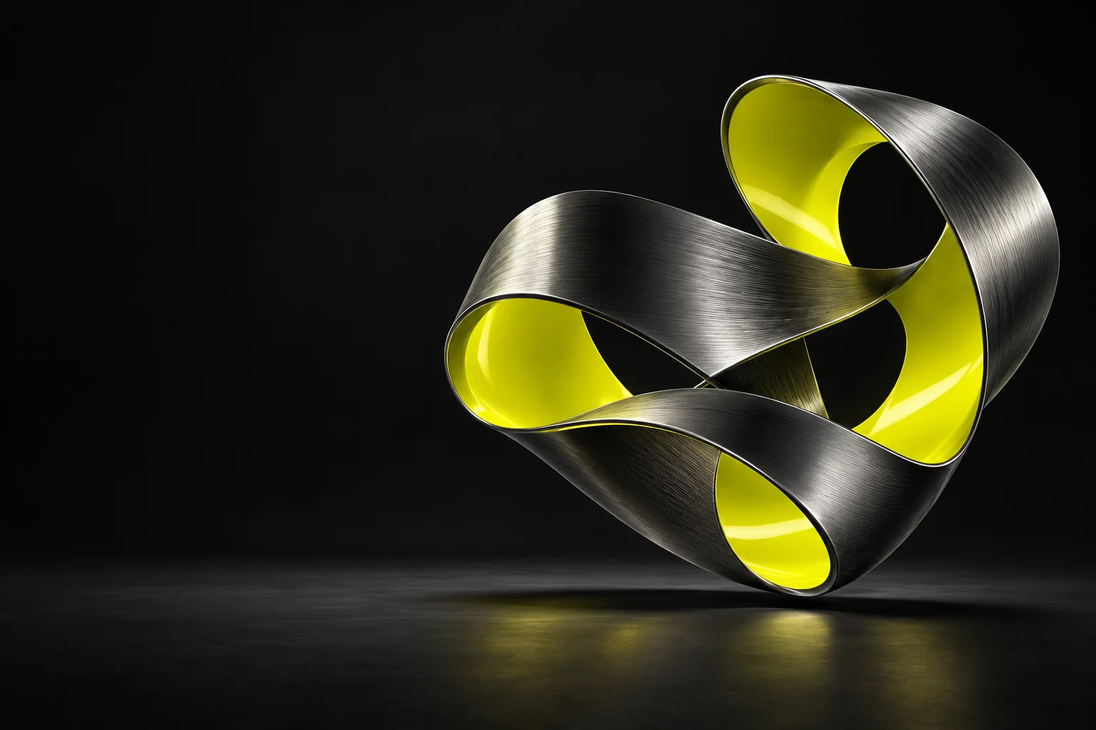 Sculpturaal chromen lint met een felgele kern